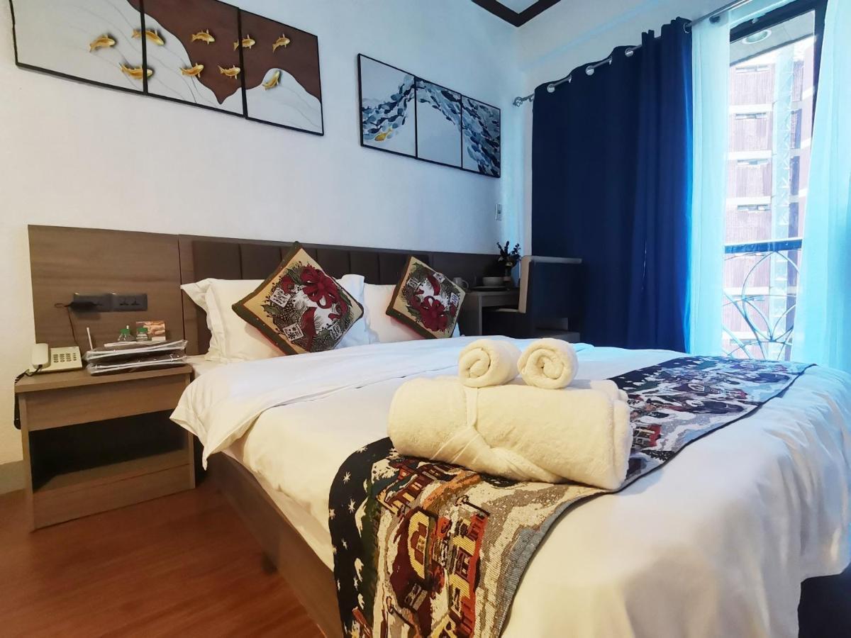 Warm Makati Aparthotel Makati City Kültér fotó