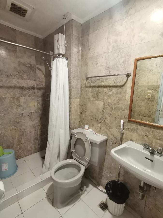 Warm Makati Aparthotel Makati City Kültér fotó